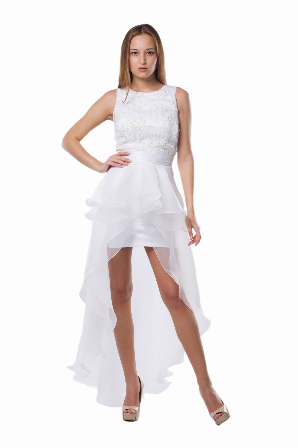 Короткое белое платье со шлейфом